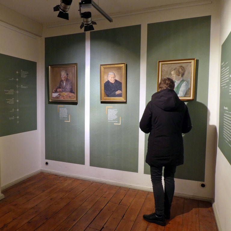 Ausstellung: FrauenZimmer - jeversche Frauen im Porträt