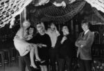 Lee Curtis (rechts) and The All Stars mit der Betreiberin der Diskothek Meta, Meta Rogall, Mitte der 1960er Jahre. Die 3. Person von links ist Meta Rogall. Das einstige “Waterkant” feierte 2007 sein 46-jähriges Jubiläum und zählt damit zu den frühen Diskotheken der Region. Ohne die Initiatorin und Betreiberin Meta Rogall (1935 – 1994) wäre diese Entwicklung nicht denkbar gewesen. Meta Rogall war eine schillernde Persönlichkeit mit Witz und Eigensinn, die aus der Kneipe “Waterkant” zuerst ein florierendes Beatlokal und später eine Rock-Diskothek mit riesigem Einzugsbereich und überregionalem Kultstatus machte.<br />
© Foto: S. Rogall, Norddeich<br />
300 dpi, jpg, 495 KB