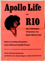 Plakat der Diskothek Apollo, Nordenham, um 1967. Rio de Luca kam Ende 1966 aus Italien und tourte seit 1967 als “Schlangen-DJ” und einer der ersten professionellen Diskjockeys durch Deutschland. Seine “Music in another dimension” entwickelte sich schnell zum Anziehungspunkt für Rockfans weit über die Grenzen der Region hinaus.<br />
© Plakat: R. de Luca, Wittmund, Foto: Schlossmuseum Jever<br />
300 dpi, jpg, 354 KB