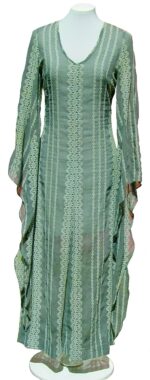 Frauenkleid mit überlangen, spitz zulaufenden Ärmeln, transparente Baumwolle, um 1972<br />
© Kleid: D. Paffrath, Löningen, Foto: Schlossmuseum Jever<br />
300 dpi, jpg, 449 KB