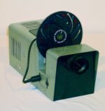 Projektor Opti Solar 250 von Optikinetics, 1970er Jahre. Die in der Diskothek Scala eingesetzten Geräte stammten vermutlich von Rank Aldis (ebenfalls Großbritannien). Beide Unternehmen entwickelten als erste serienreife Lightshow-Projektoren, Liquid Wheels und Stroboskope.<br />
© Projektor: R. de Luca, Wittmund, Foto: Schlossmuseum Jever<br />
300 dpi, jpg, 241 KB