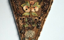 Bruststecker - ein Kleidungsstück aus dem 18. Jahrhundert, wie man ihn zum Beispiel zu einer Robe à la française trug Bruststecker