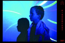 Diese Schattenbilder aus der Lightshow der Ausstellung wurden beim Kinderfest des Schlossmuseums am 8. September 2007 aufgenommen. foto-kinderfest-17
