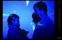 Diese Schattenbilder aus der Lightshow der Ausstellung wurden beim Kinderfest des Schlossmuseums am 8. September 2007 aufgenommen. foto-kinderfest-21