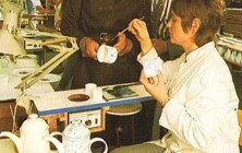 Liselotte Pulver und ihr Mann Helmut Schmid lassen sich 1975 in Rahling zeigen, wie das Service Jeverland dekoriert wird, Foto: Archiv Friesland Porzellan Liselotte Pulver in Rahling