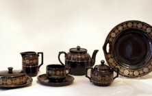 Wilhelmshavener Porzellan für Trauerfeier, Ende 19. Jahrhundert (Privatbesitz). Bildrechte: Schlossmuseum Jever, Nina Bormann