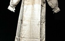 Totenhemd, Mitte 19. Jahrhundert, Jeverland. Bildrechte: Schlossmuseum Jever, Jörg Stutz