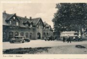 Diese Postkarte lief erst 1962. Das Motiv zeigt den Bahnhof, wohl eine ältere Aufnahme?