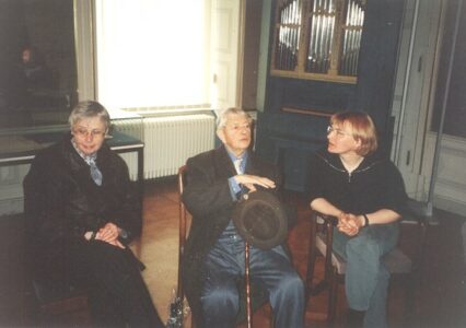 Letzter Besuch von Hein Bredendiek im Schlossmuseum: Margot Lorentzen (zu der Zeit Bürgermeisterin der Stadt Jever), Bredendiek, Prof. Dr. Antje Sander (Museumsleiterin).
