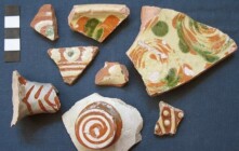 Neuzeitliche bemalte Irdenware