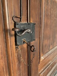 Kastenschloss am Tor zum Innenhof