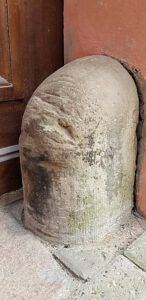 Sandsteinblock mit länglichen Schabspuren, sog. 'Wetzrillen'