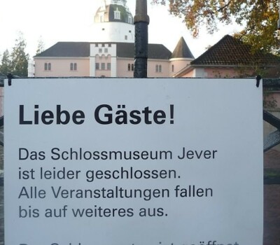 Das Schild hängt nun wieder vor dem Eingang.