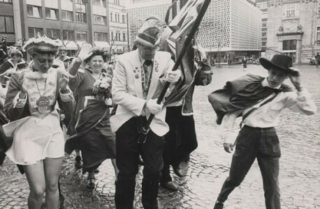 Gerolf Schmidt, Kampf gegen den Wind. Karneval in der Stadt Oldenburg 27.02.1990, Schlossmuseum Jever/NWZ-Archiv