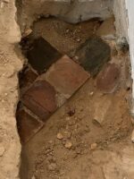 Mittelalterliche Bodenfliesen im Flur des Erdgeschosses Nordflügel