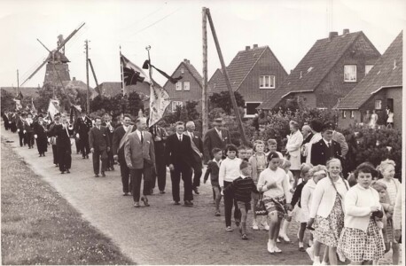 Franz Tuhy, Schützenfest Accum, Parade, um 1970, Schlossmuseum Jever, Nachlass Tuhy