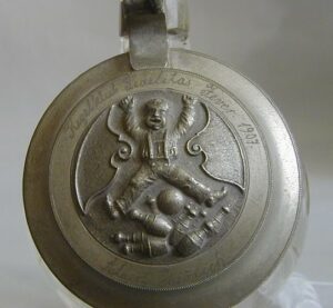 Deckel eines Bierhumpens, Kegelclub Fidelitas Jever, Zinn, um 1920.
