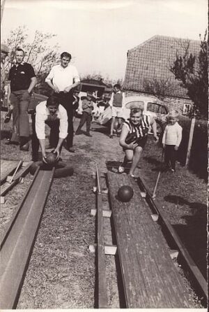 Franz Tuhy, Freiluft-Kegelbahn, vermutlich Hohenkirchen, um 1965.