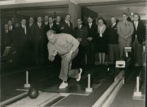 Franz Tuhy, Schiebt keine ruhige Kugel: Gemeindedirektor Alfred Geyer (Wangerland), um 1970.