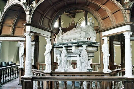 Blick von Nordwesten auf das Grabmal.