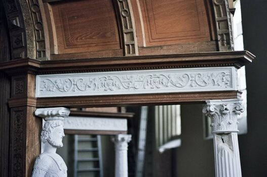 Detail, äußeres Tonnengewölbe mit Relief, Karyatide und Kapitell.