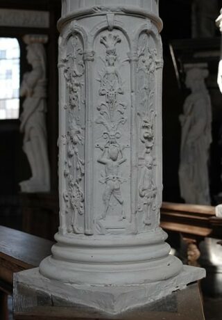 Detail, Säulenschaft mit zeittypischer Dekoration (H. Tammen).