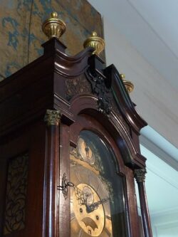 Kleine goldene Aufsätze in Form von Vasen bekrönen den Abschluss.