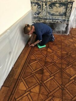 Die Restauratorin bessert den Fußboden aus.<br /><br />