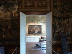 Das Gemälde ist bereits ein Hingucker, bevor man den Raum betritt.