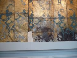 Fehlstellen wurden mit neuem Leder hinterlegt, das in der nächsten Zeit noch retuschiert wird.