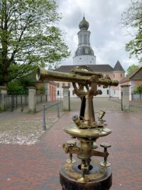 Theodolit vor dem Schloss