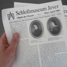 Am Anfang erscheinen die Beiträge im Schwarz-Weiß Druck.