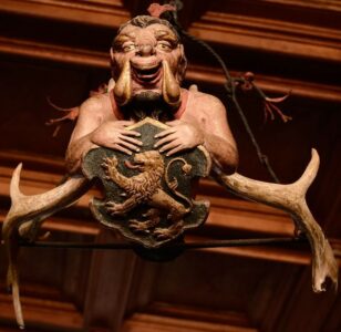 Als eines der ältesten Stücke des Schlosses hat sich der Geweihleuchter bewahrt, der das jeversche Wappen trägt.