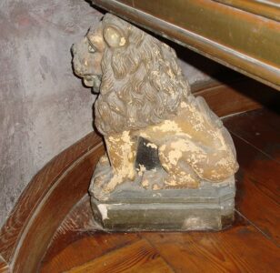 Kaminofen im Vorzimmer zum Audienzsaal Schloss Jever - Löwenfuß