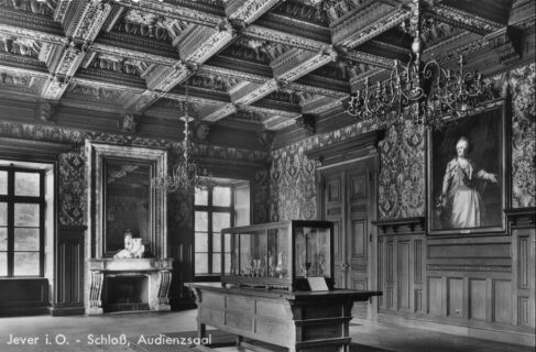 Der Audienzsaal mit musealen Vitrine, Photo um 1930.
