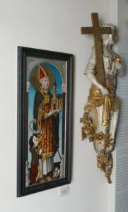 Der heilige Ansgar und seine Ente haben sich zum Altar der jeverschen Stadtkirche gesellt.