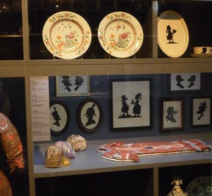 Scherenschnitte waren gerade in der Zeit des Biedermeiers sehr beliebt.