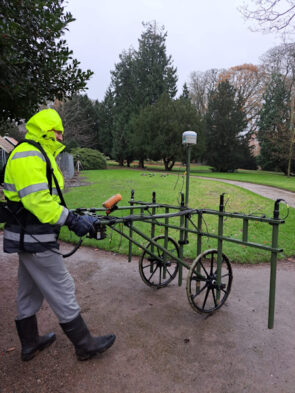 Geomagnetik im Schlosspark Jever: Grabungstechniker des NIhK, Wilhelmshaven, schieben ein geomagnetisches Messgerät über die Freiflächen des Schlossparks.