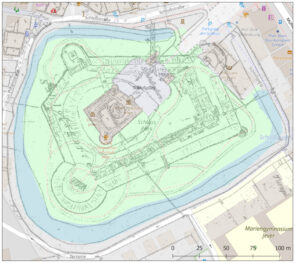 Karte Schlosspark Jever 1843:
Georeferenziertes Kartenmaterial aus dem Jahre 1843. Man sieht bereits die neu angelegte Wegeführung des Landschaftsparks des 19. Jahrhunderts. Die neugestaltete Parkanlage überlagert zur Veranschaulichung die ehemalige Bebauung der Unterburg. Nach Abtrag der der baulichen Strukturen wurde das Material zur Modellierung des Parkreliefs umgenutzt.