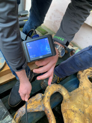 Mit dem Endoskop wurde der Zustand der Metalle untersucht. Im Inneren der Wetterfahne sah es nicht mehr gut aus. (2022)