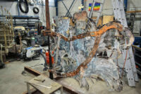 Öffnung. Die Korrosion der Innenkonstruktion ist weit fortgeschritten. Die stark zerfransten Fügenähte der Kupferreliefhalbschalen waren mit dicken Weichlotwülsten überarbeitet. Die aufgelöteten Stopfen stammen von dem deutschen Hersteller Viega. Foto: HABER & BRANDNER GMBH