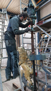 Die Wetterfahne in der Restaurierungswerkstatt Haber und Brander in Regensburg (April 2023). Foto: HABER & BRANDNER GMBH