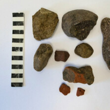 Abb. 01: Gesteins- und Ziegelfragmente als Baumaterial der vermeintlich ehemaligen Unterburg. Tiefe: ca. 1,00-1,50 m u GOF.