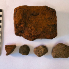 Abb. 04: Gesteins- und Ziegelfragmente als Baumaterial der vermeintlich ehemaligen Unterburg. Tiefe: ca. 2,00 u GOF