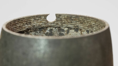 Der vordere Teil eines russischen Schrapnells im Kaliber 7,62 cm. Gut zu sehen ist die ausgerissene Bohrung, in der ein Stift des Verbindungsstücks gesteckt hatte, auf dem der Zünder saß (Inv.-Nr. 02552).