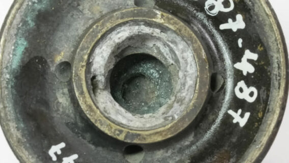 Das Innere der Zünderspitze eines russischen 7,62 cm-Schrapnells. Die Abbrandgase des Schwarzpulvers im Zeitzünder haben beim Austreten durch die entsprechenden Öffnungen in der Zünderspitze Spuren hinterlassen (Inv.-Nr. 19382).