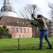 Abb. 01 Bodenkundliche Bohrung im Schlosspark