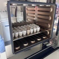 Abb. 06 Vorbereitung für den sog. Glühverlust zur Ermittlung des Anteils an Organischer Substanz einer Bodenprobe. Hier: Trocknung der Proben bei 105° C im Trockenschrank