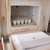 Abb. 07 Tiegel mit verglühten Bodenproben im Muffelofen