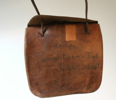 Brustbeutel mit entsprechender Beschriftung (Inv.-Nr. 02570).